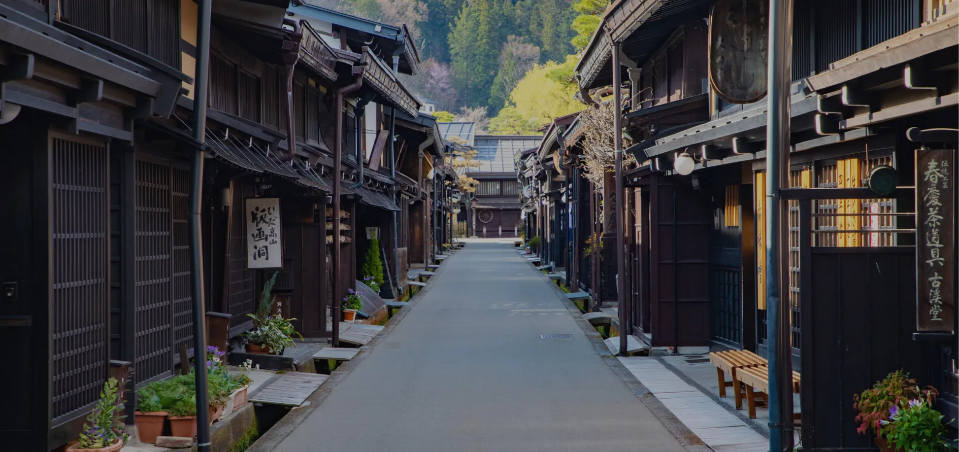 高山の伝統的な木造建物が並ぶ通りの風景