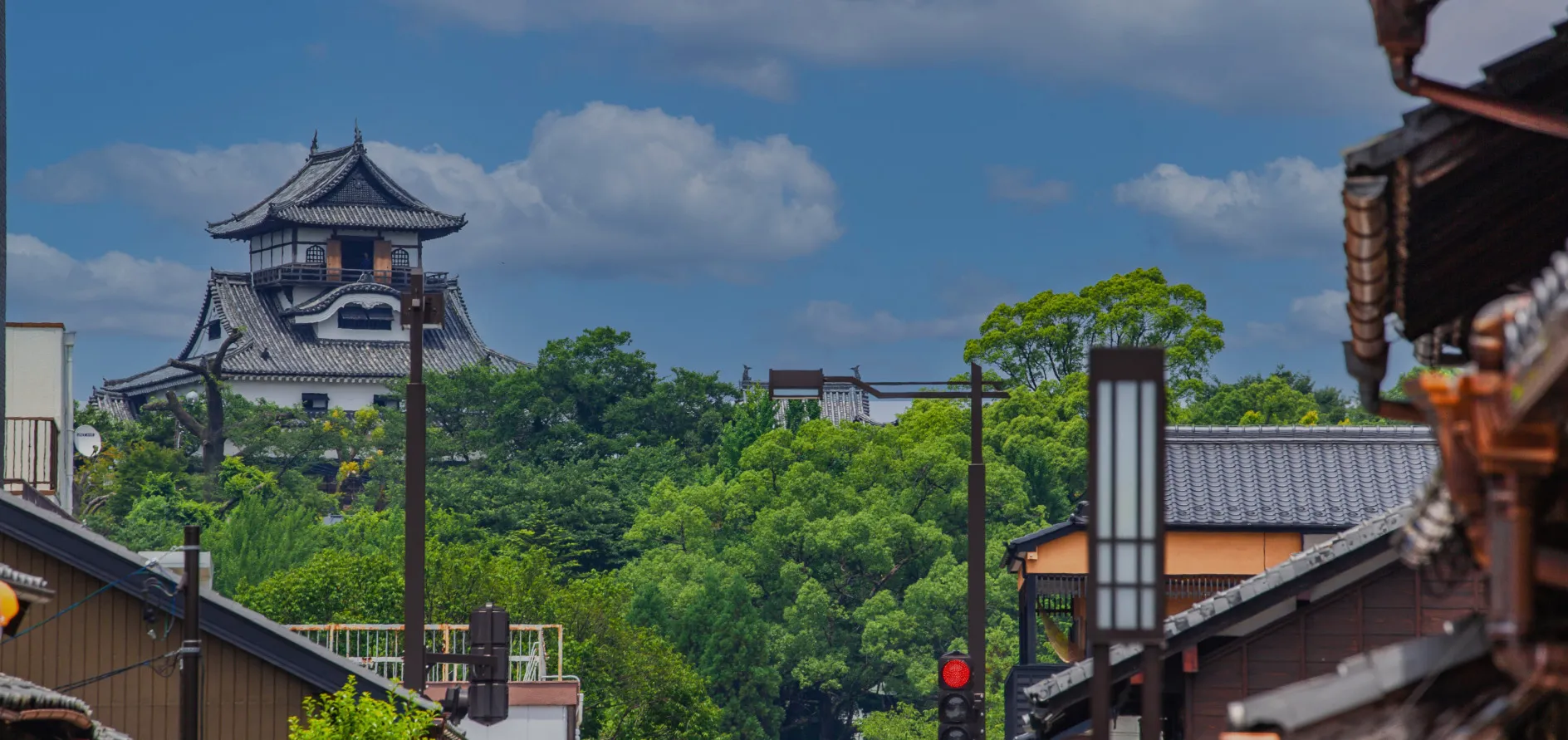 犬山城の城下町から見た風景 - 歴史ある街並みと犬山城