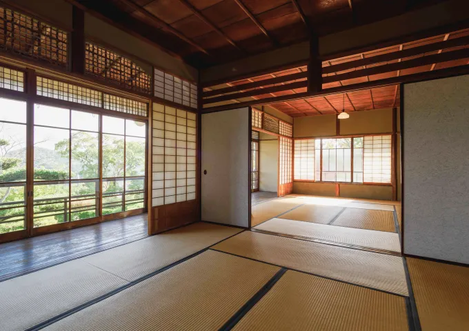 大きな窓からは美しい庭園が見え、自然と一体化した空間となっています。