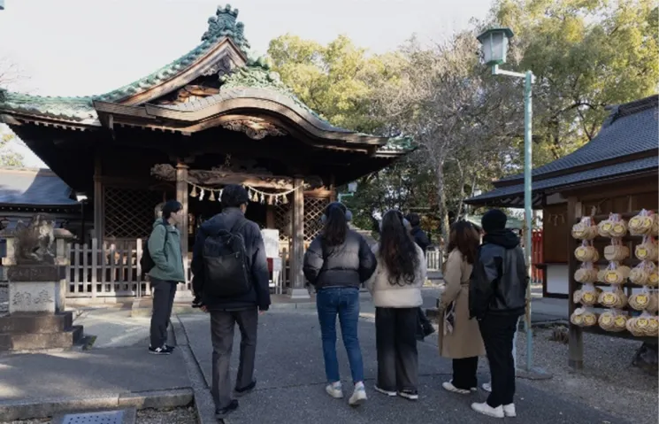 ツアーに参加したお客様達が深川神社にて散策をしている様子。